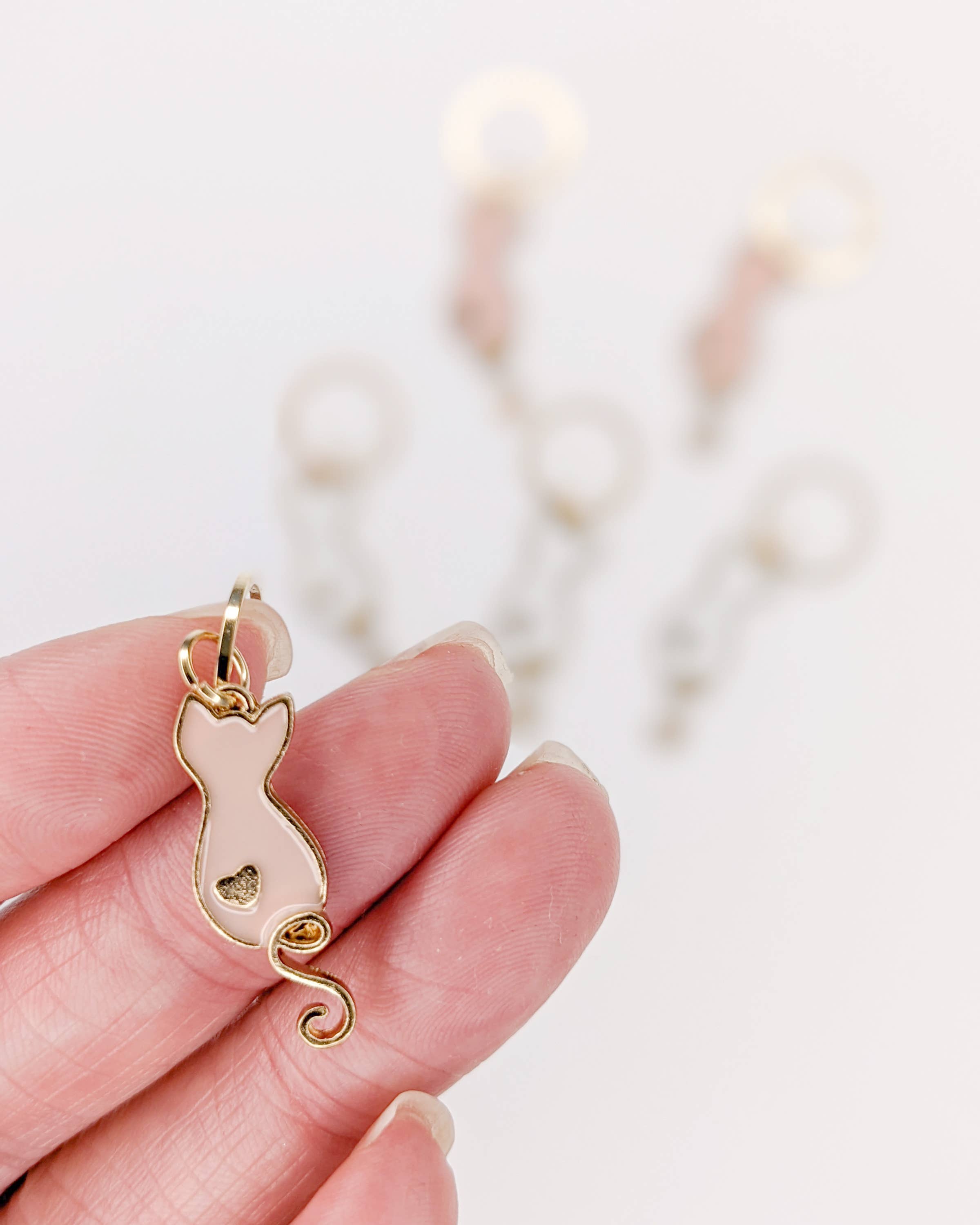 PRE ORDER: Cats heart - stitchmarkers
